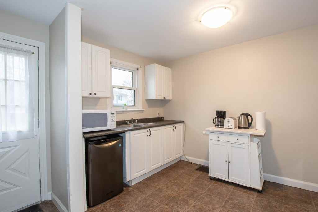 5721 Strathmore Cres - Photo 4 of 17