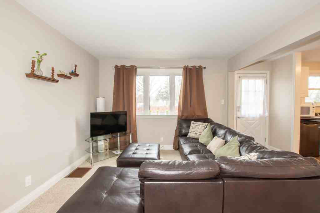 5721 Strathmore Cres - Photo 6 of 17
