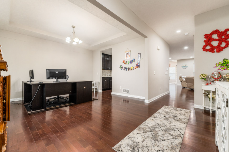 5534 Mercier St - Photo 5 of 47
