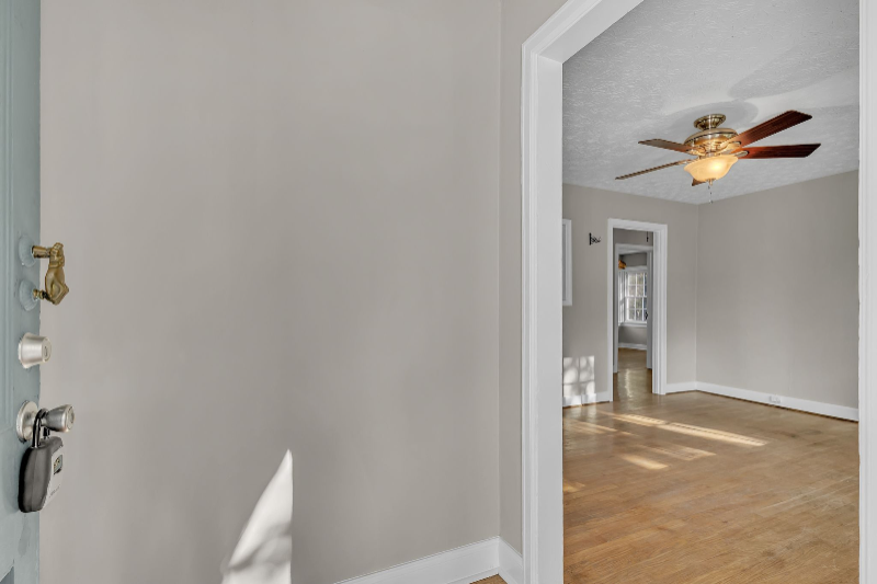 303 Canterbury Dr - Photo 4 of 20