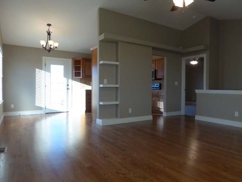 5917 N Newport St - Photo 4 of 17