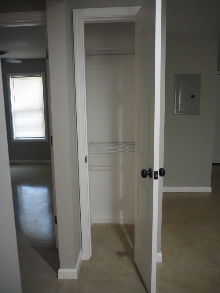 824 Ellis Ave #828 - Photo 7 of 12