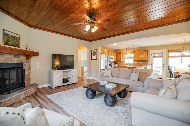 808 Sand St - Photo 2 of 22