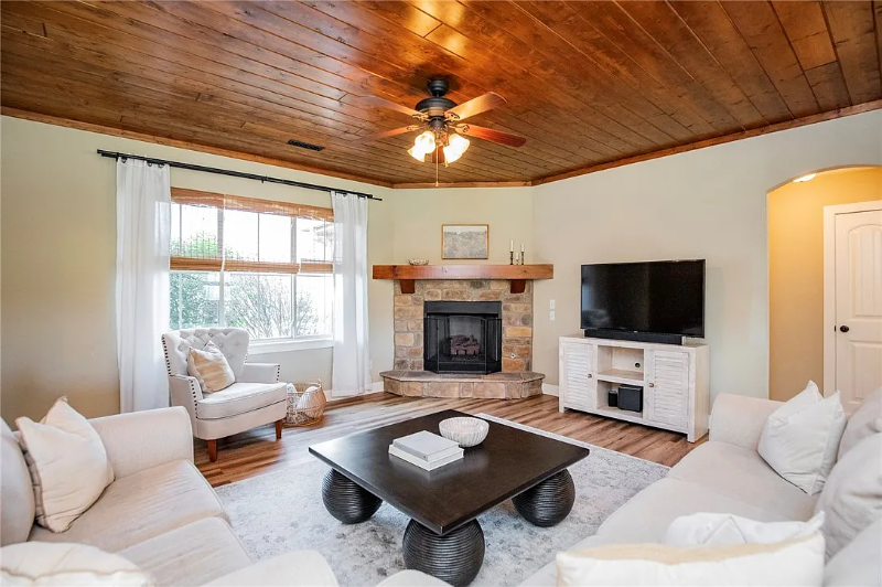 808 Sand St - Photo 4 of 22