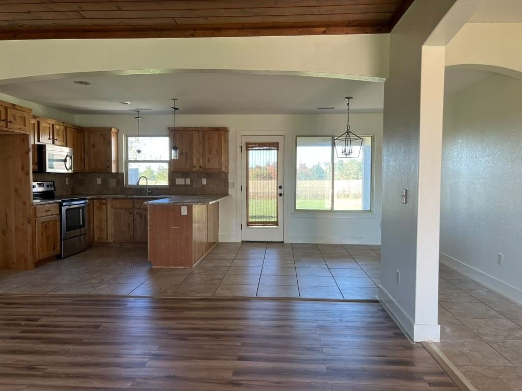 808 Sand St - Photo 5 of 22