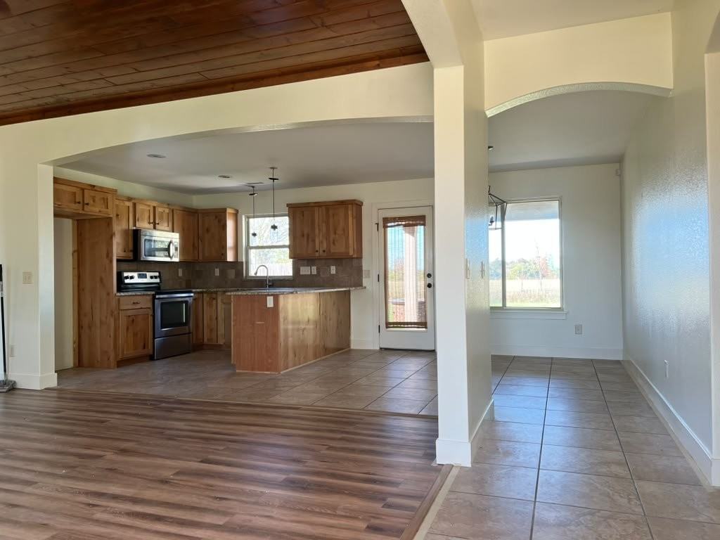 808 Sand St - Photo 6 of 22