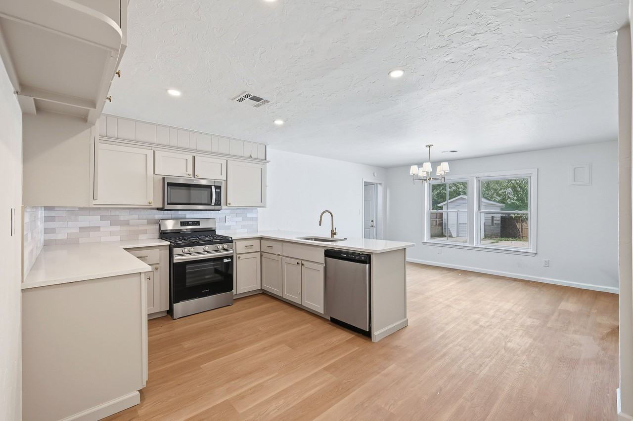 103 Oak St - Photo 3 of 5