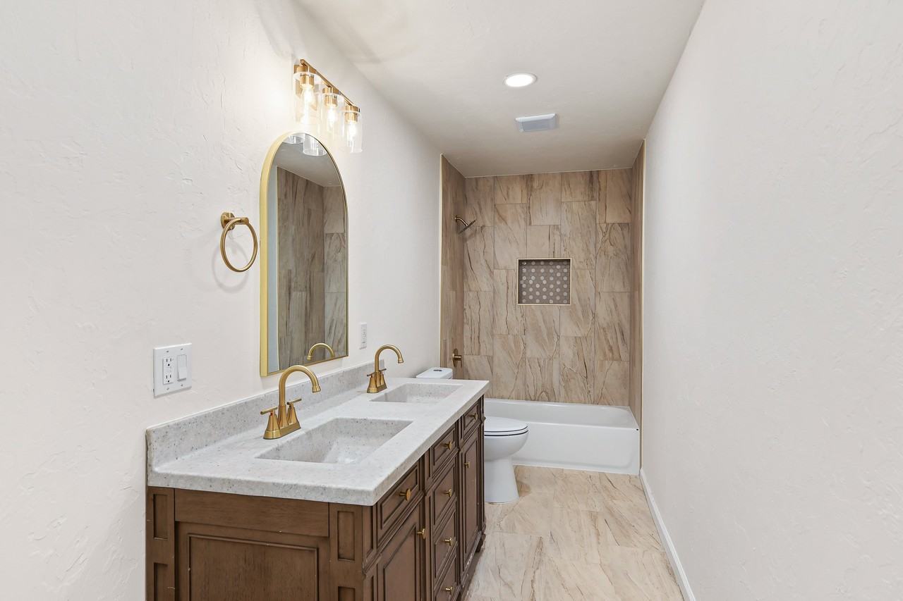 103 Oak St - Photo 4 of 5