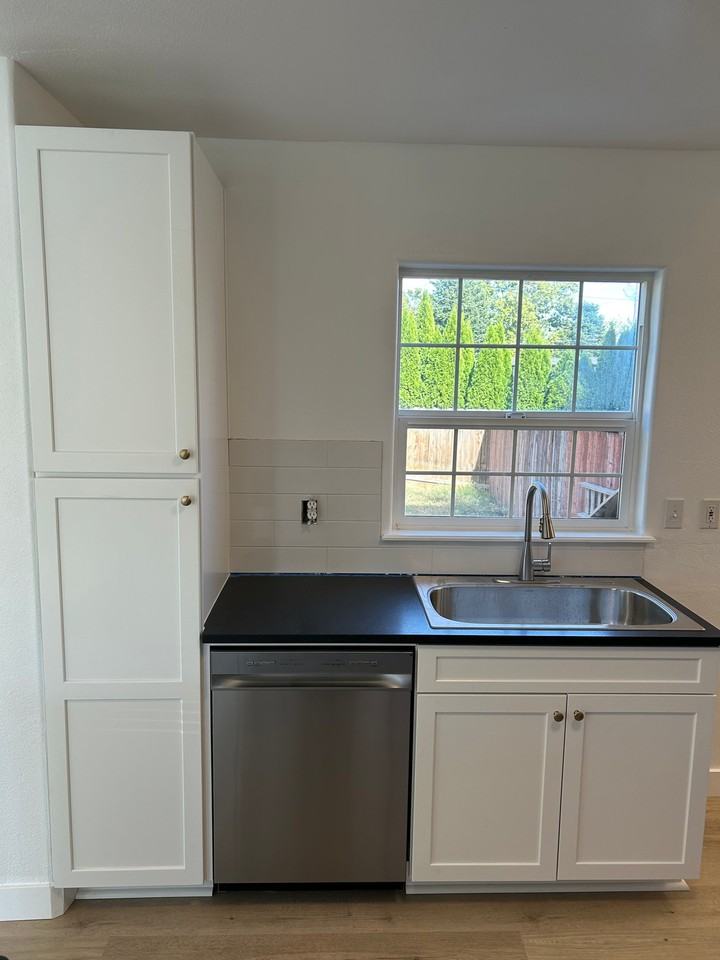 1402 Thayer Dr - Photo 3 of 21
