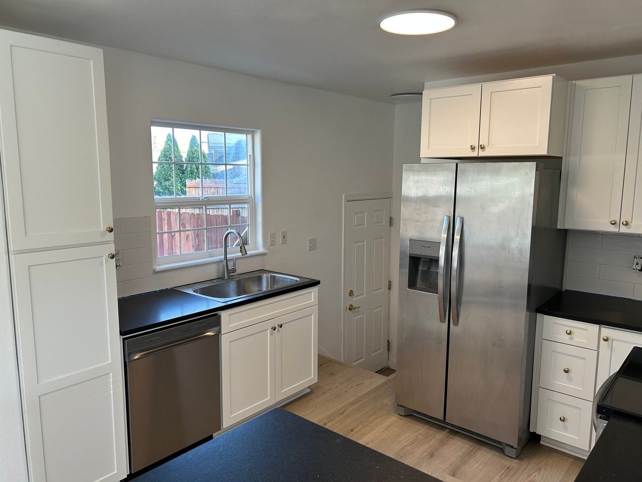 1402 Thayer Dr - Photo 5 of 21