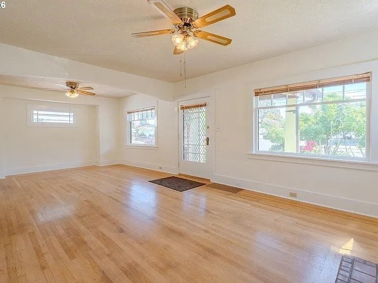 2355 Ne 57th Ave - Photo 4 of 14
