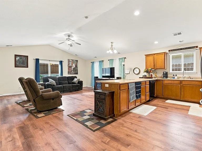 2902 Walnut Ave - Photo 4 of 18