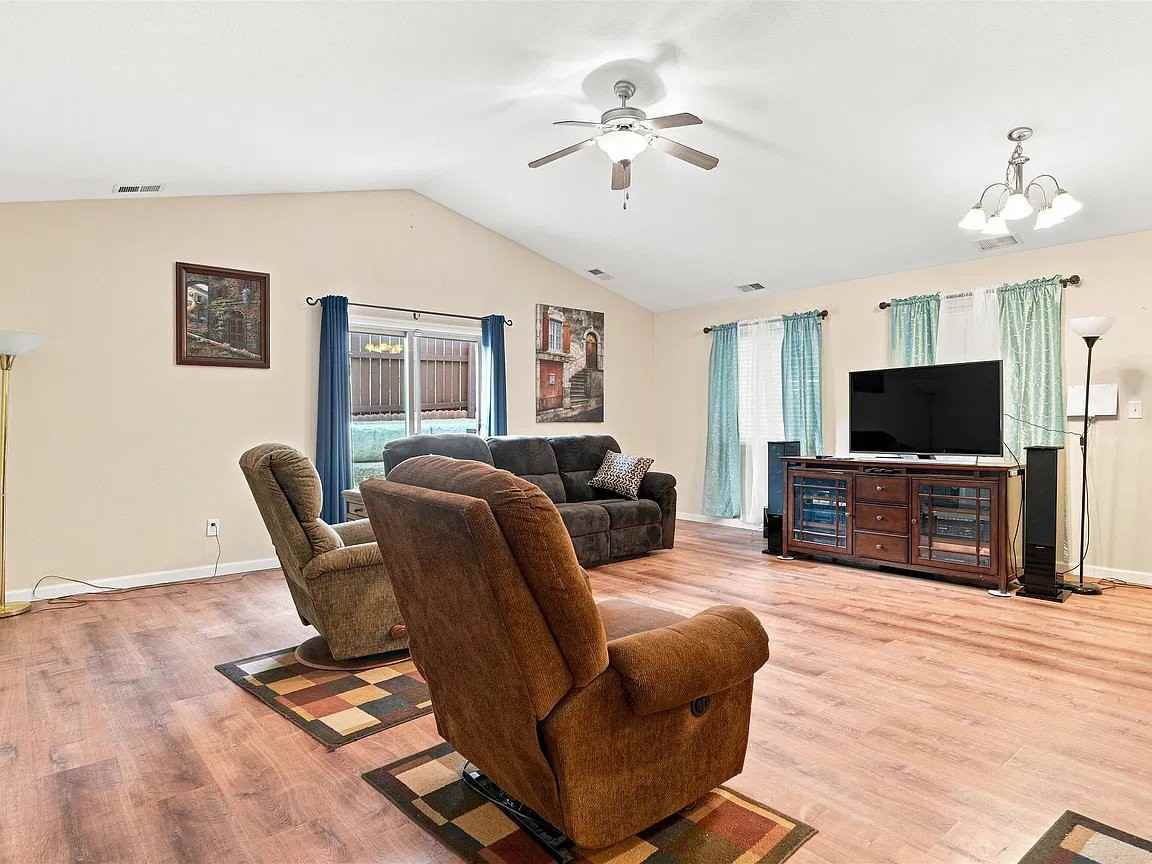 2902 Walnut Ave - Photo 7 of 18