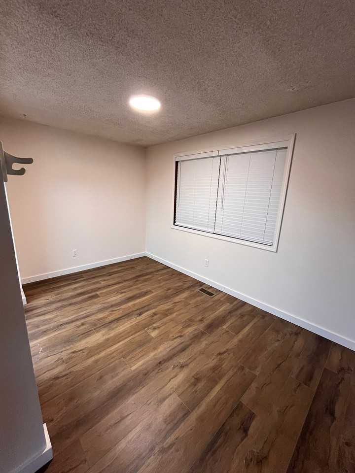 127 Se Kelly Ave - Photo 2 of 10