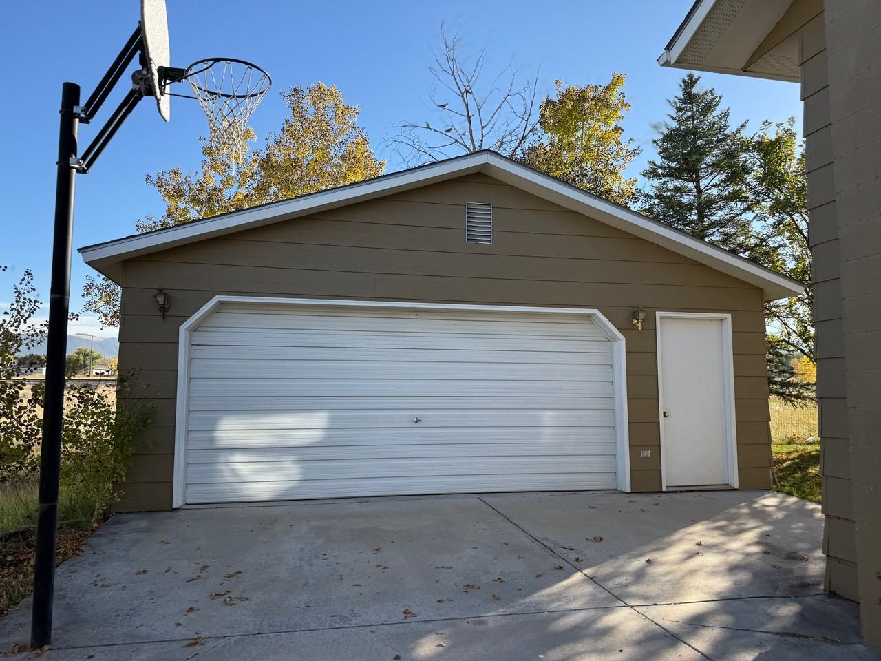 1689 Larson Dr - Photo 2 of 19