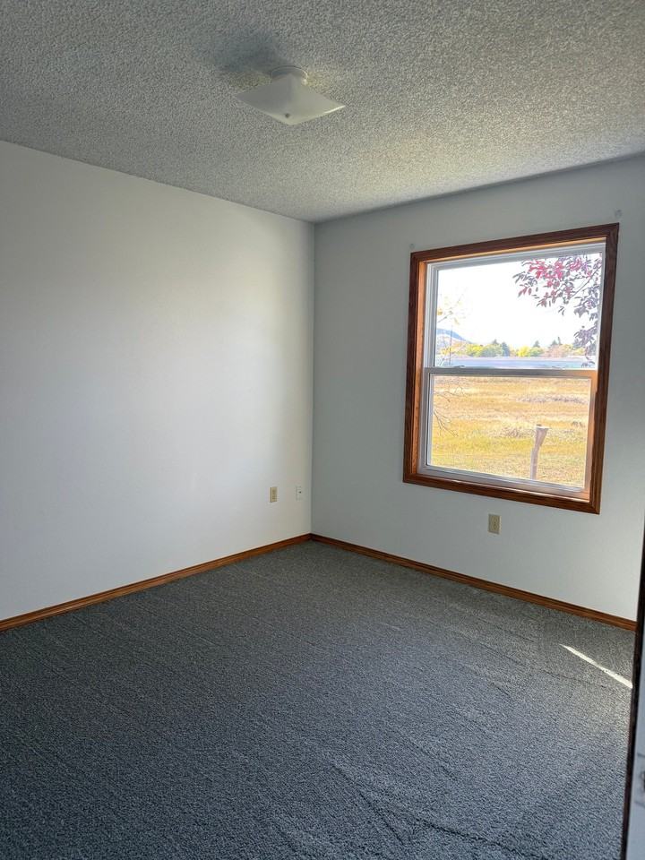 1689 Larson Dr - Photo 7 of 19