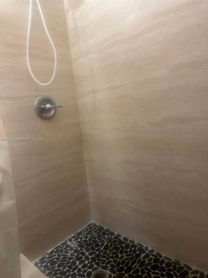 501 Nw 8th St #1 - Photo 4 of 11
