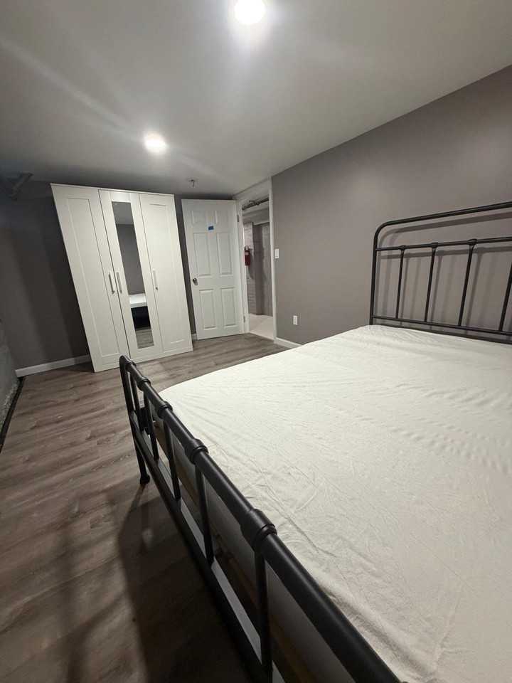 65 Caroline Ave #ROOMS