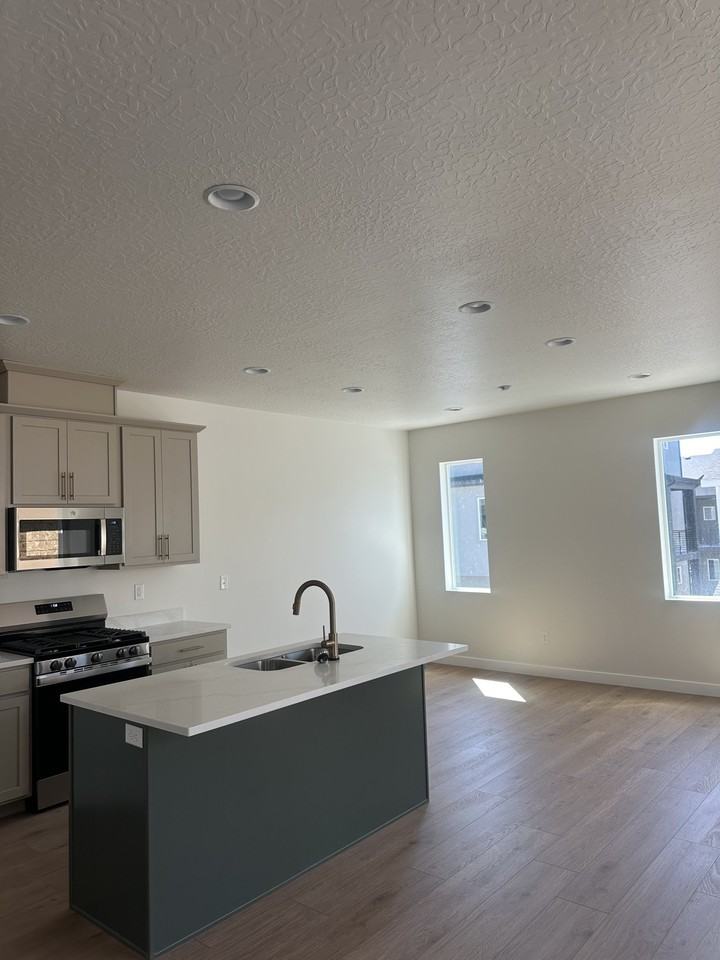 741 Westsouth - Photo 2 of 7