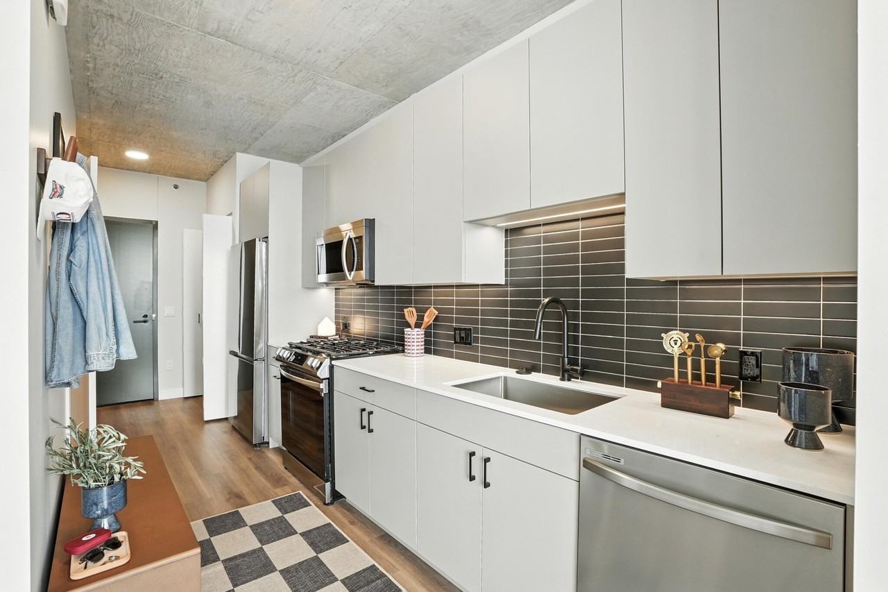 1156 W Carroll Ave - Photo 4 of 14