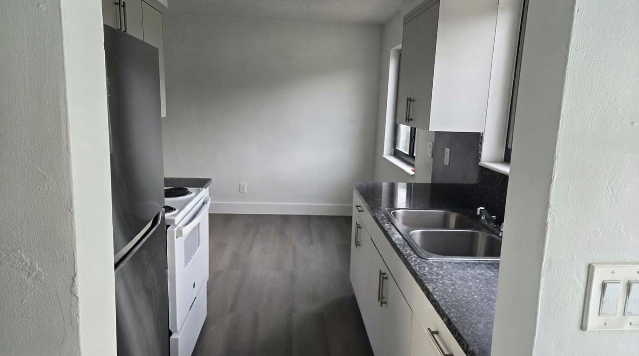 305 N 58th Ave #1 - Photo 5 of 19