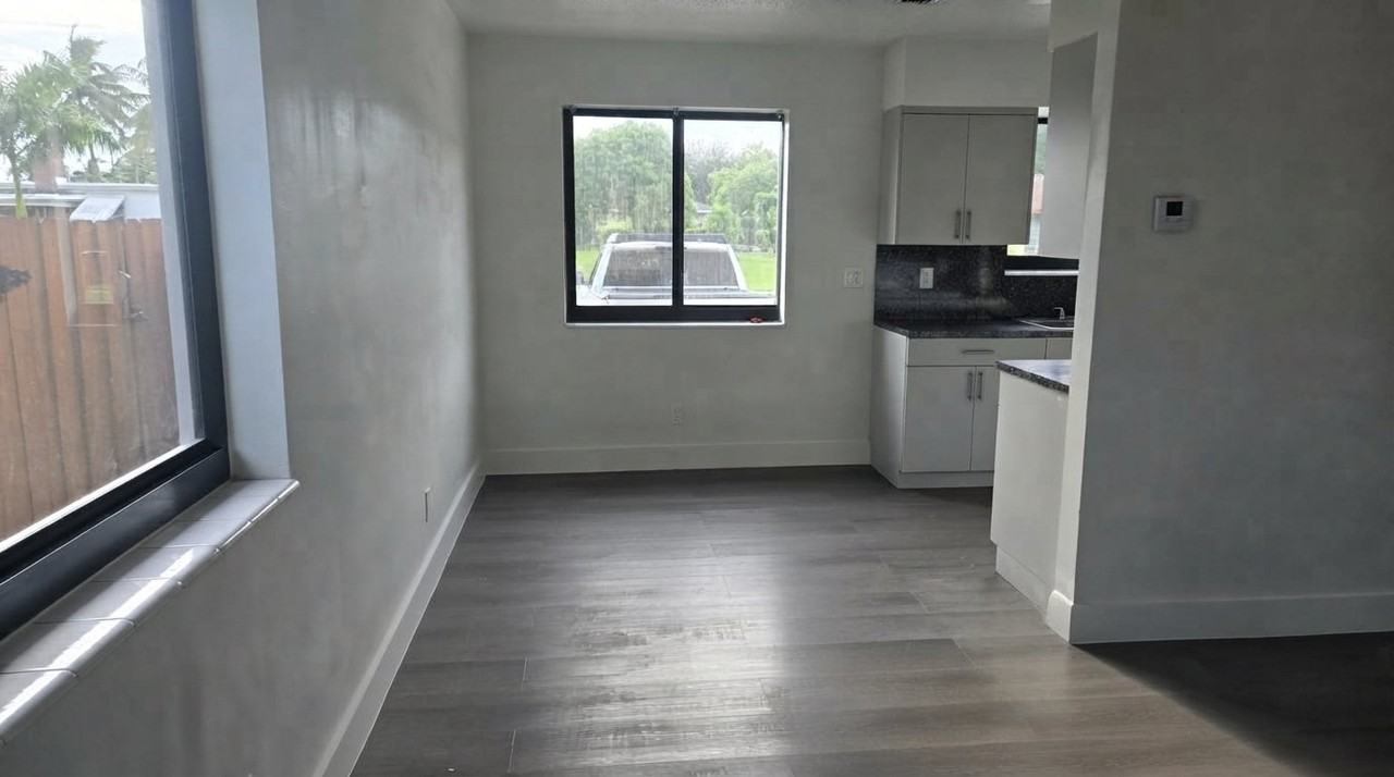 305 N 58th Ave #1 - Photo 7 of 19