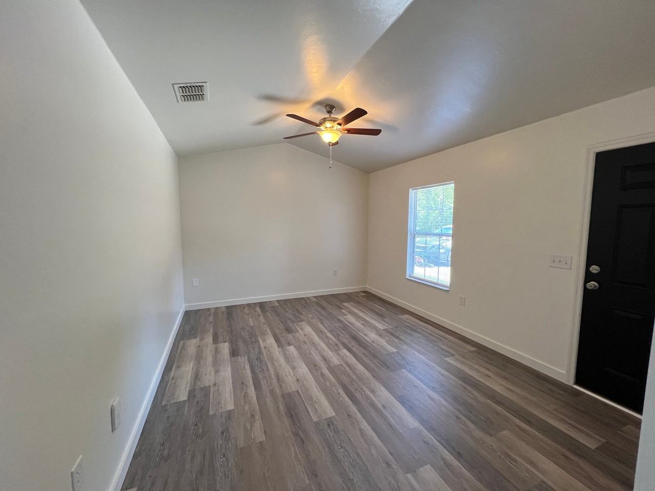 1427 N Paris St #B - Photo 2 of 14