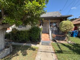 featured image of 839 E 9th St