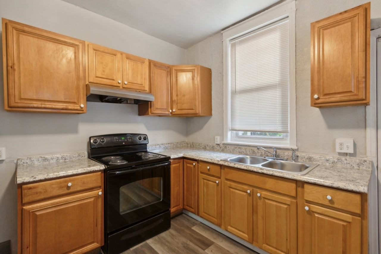 1504 S Lindenwood St - Photo 6 of 16
