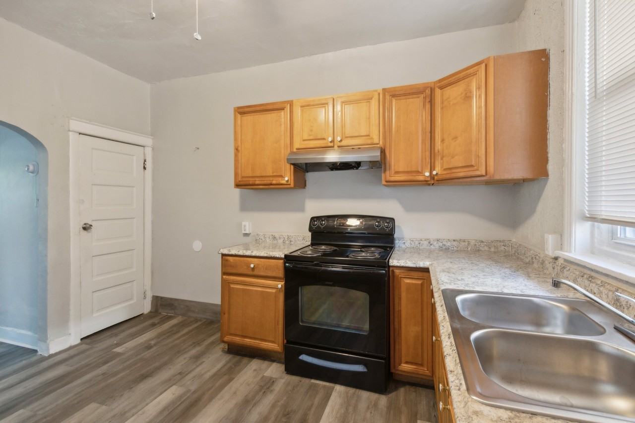 1504 S Lindenwood St - Photo 7 of 16
