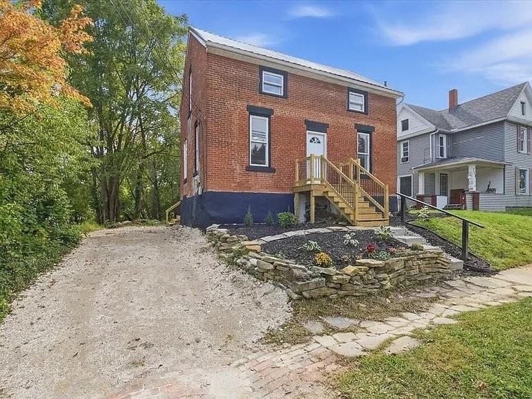 719 W Main St - Photo 2 of 5
