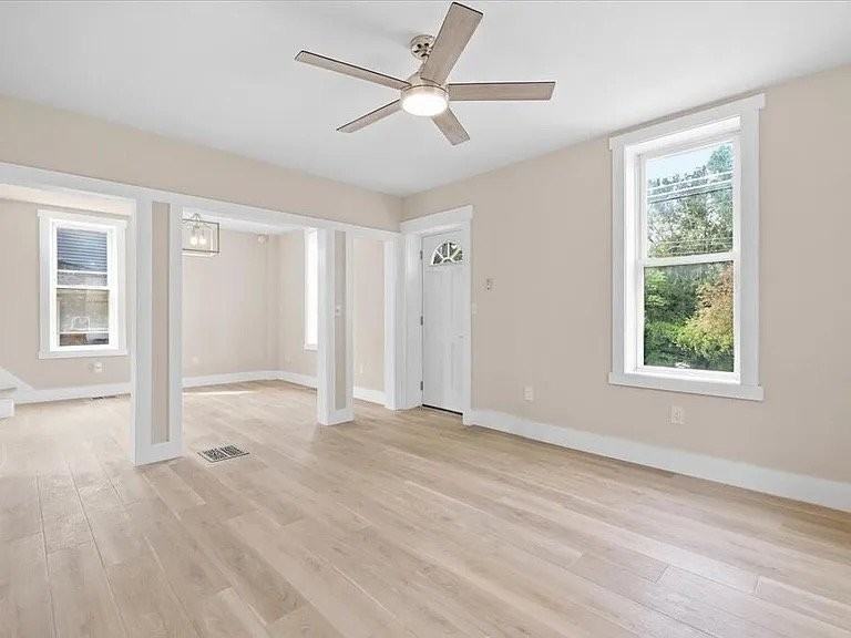 719 W Main St - Photo 4 of 5