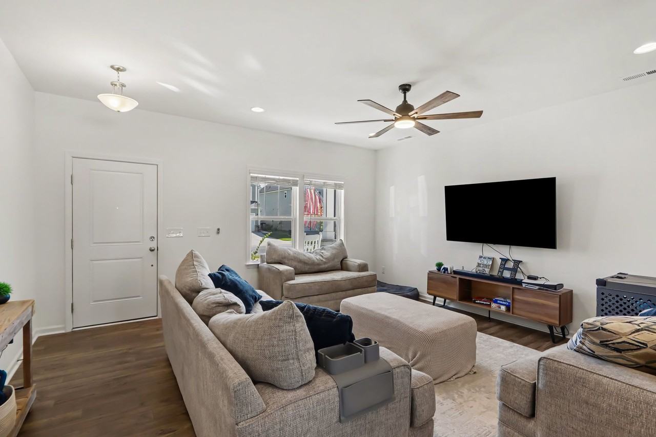 547 Willamette Dr - Photo 2 of 20