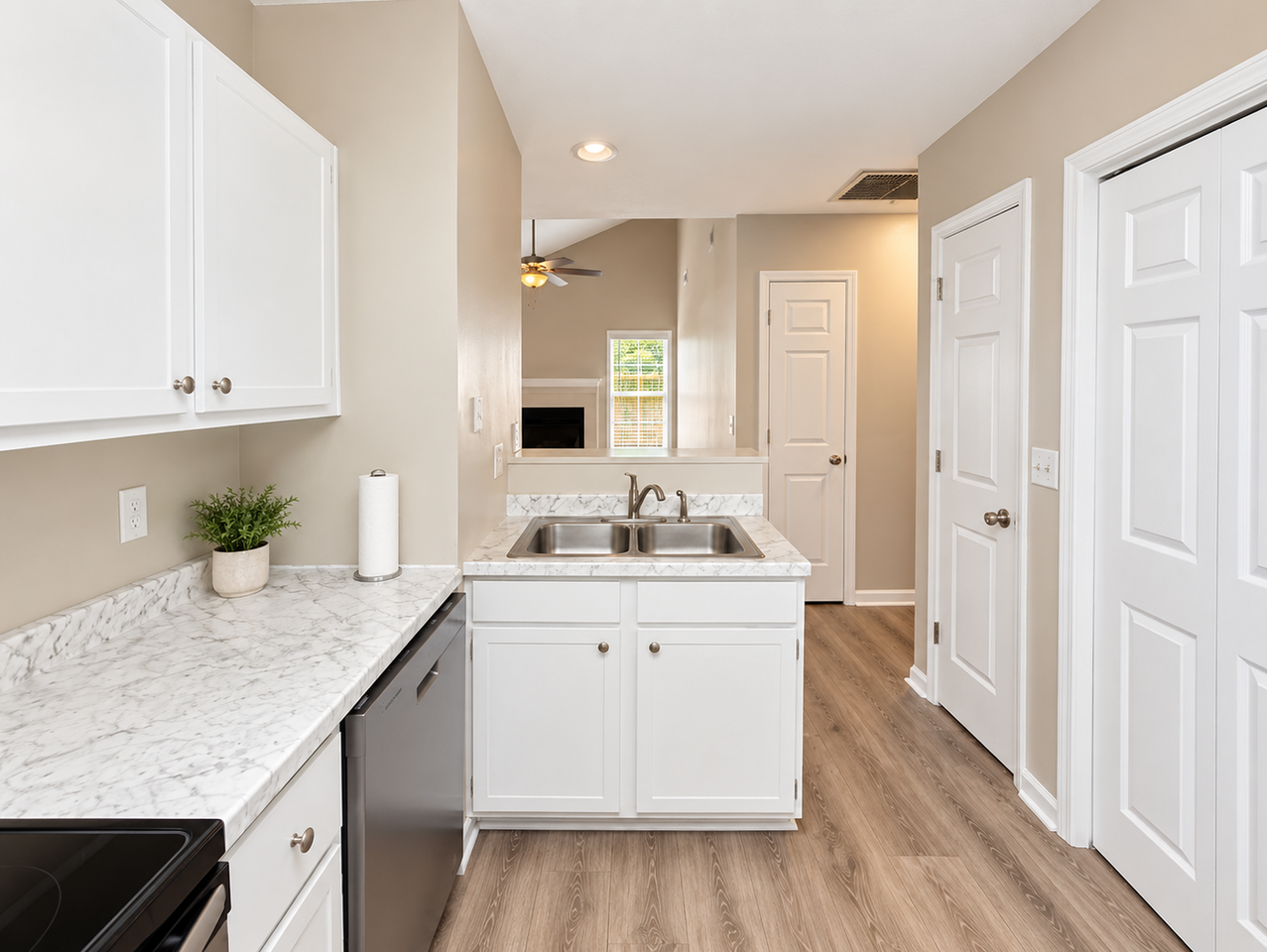 923 E Estates Blvd - Photo 4 of 9