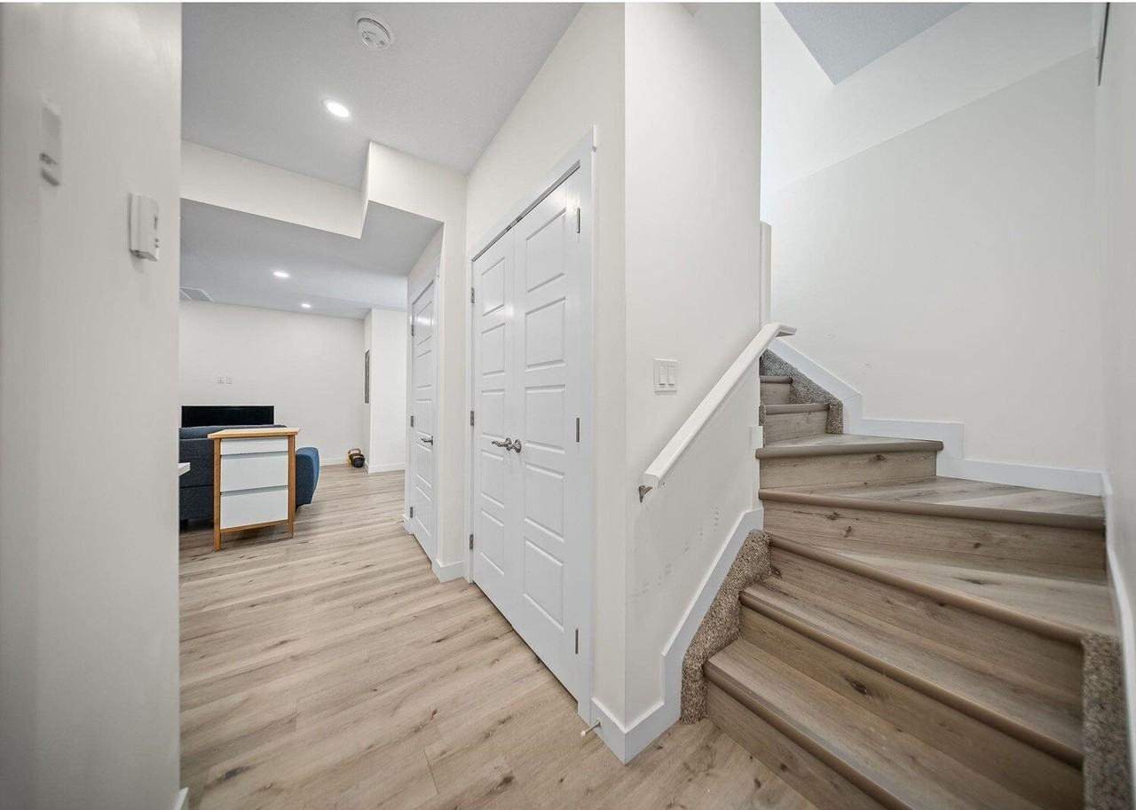 8258 93a Ave Nw - Photo 3 of 10