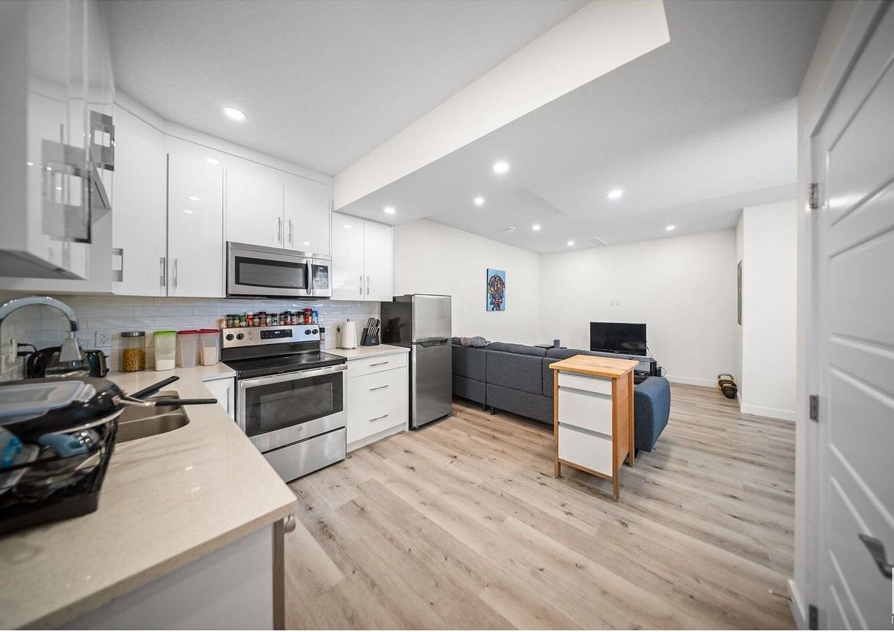 8258 93a Ave Nw - Photo 4 of 10