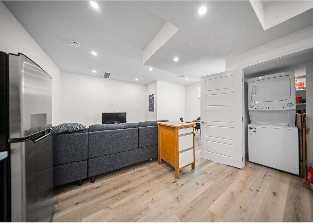 8258 93a Ave Nw - Photo 5 of 10