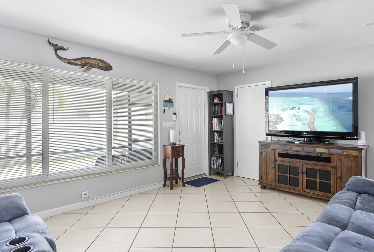 1317 Se 22nd Ave #3 - Photo 5 of 14