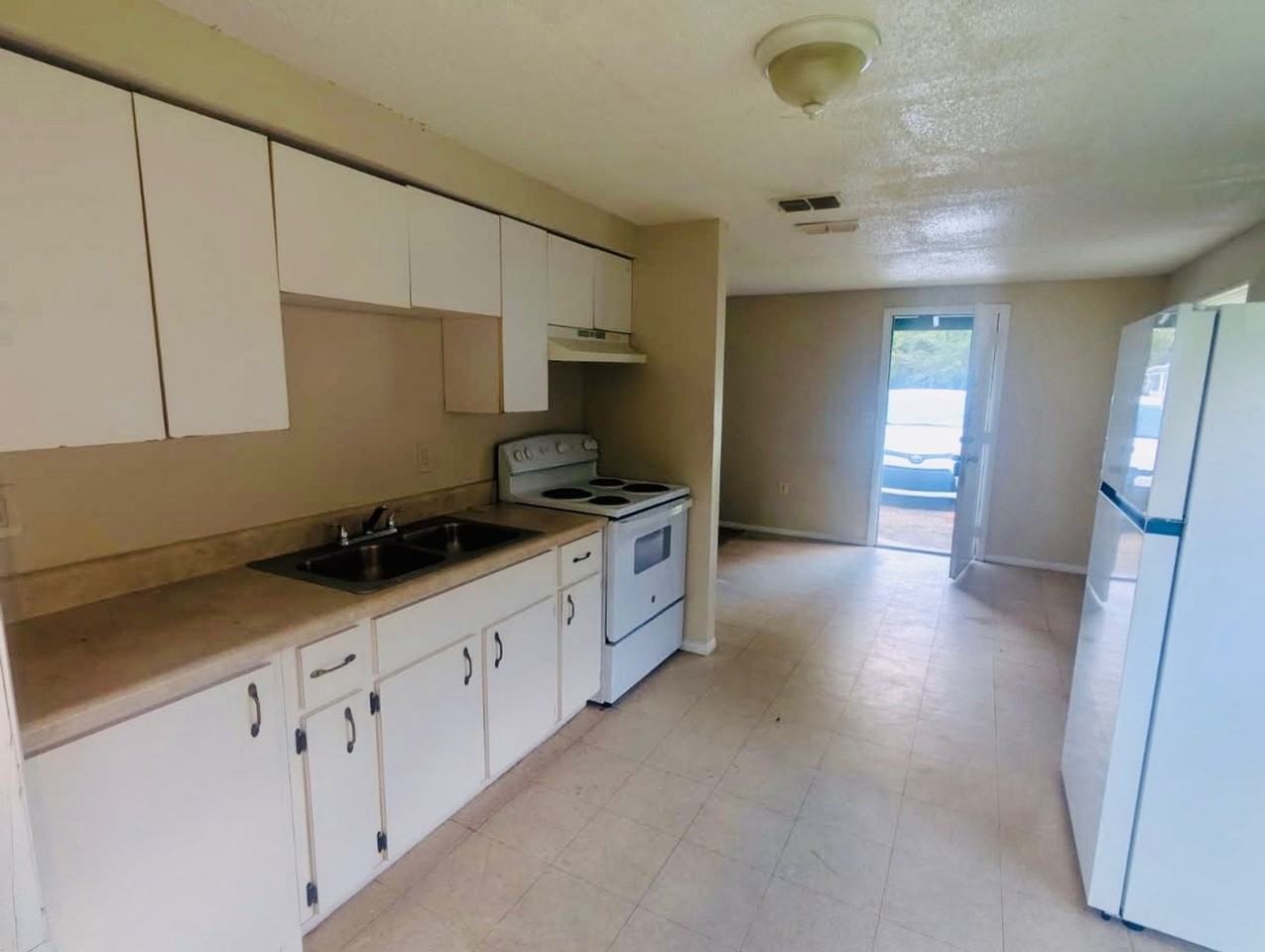7068 County Road 213 - Photo 3 of 8