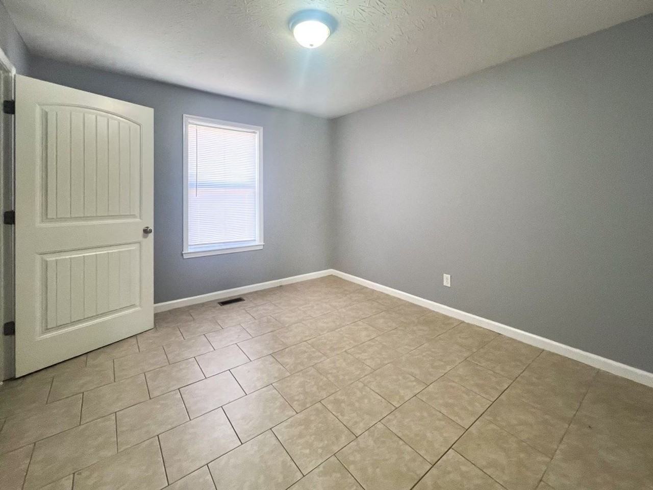 Shirley Lane Apartments - Photo 5 of 18