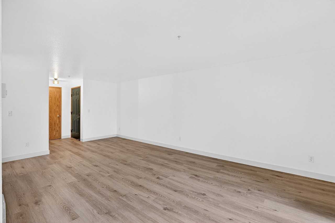 Cascadian East Apartments - Photo 6 of 9