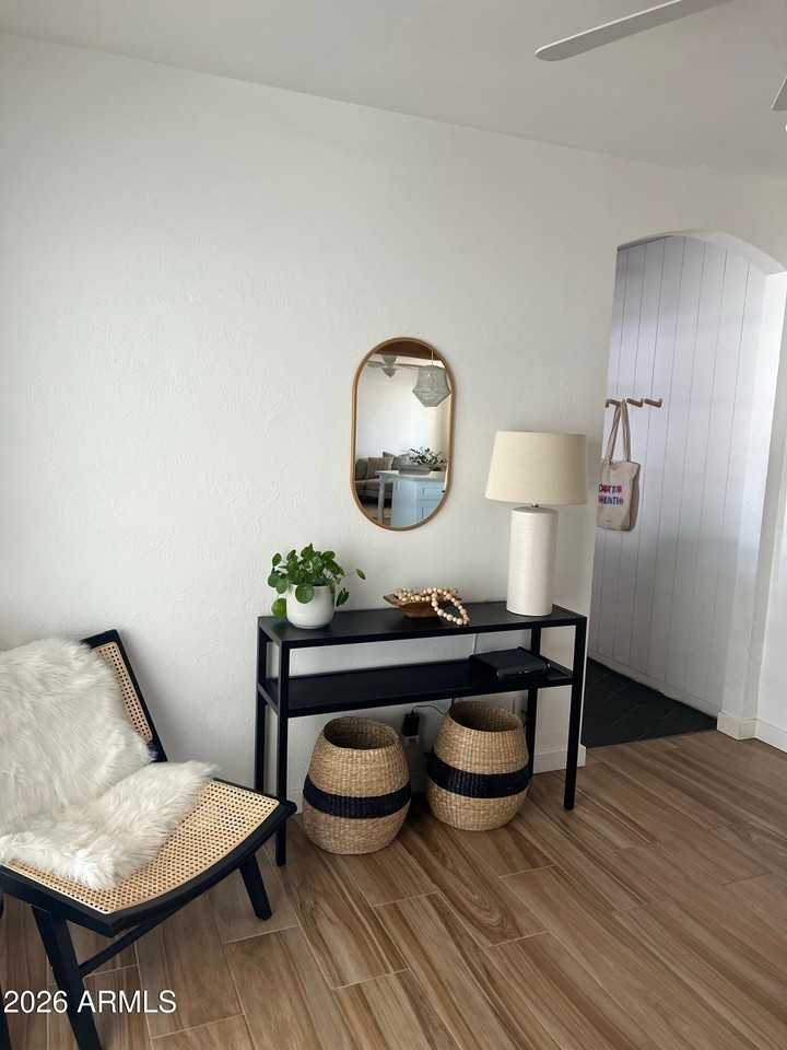 1114 W 10th St - Photo 2 of 11