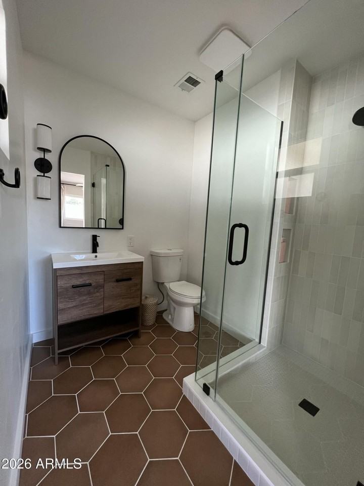 1114 W 10th St - Photo 6 of 11