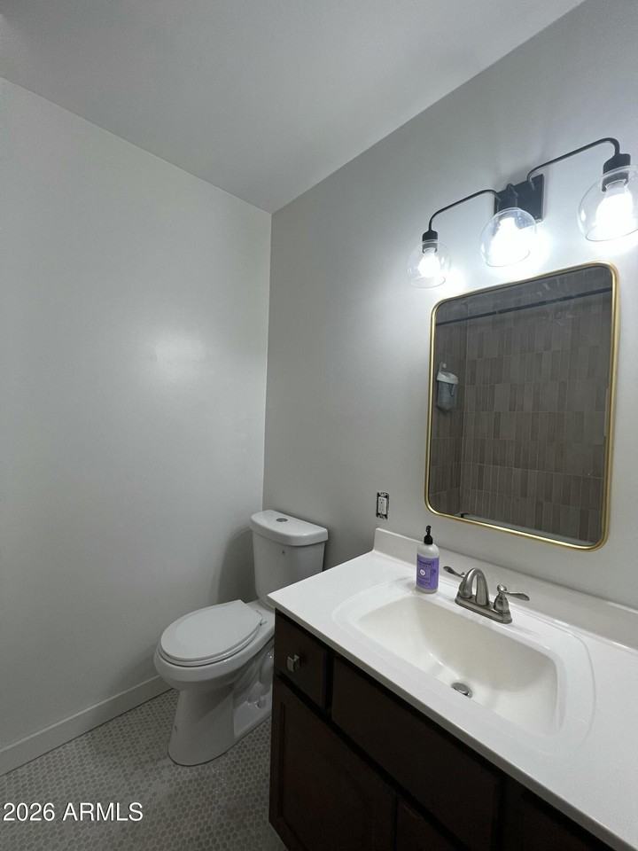 1114 W 10th St - Photo 7 of 11