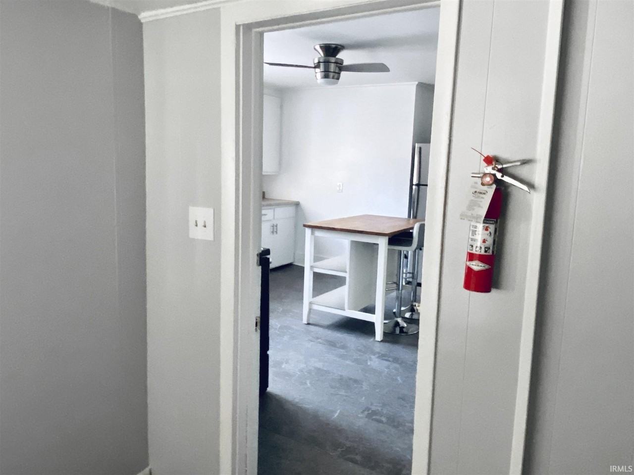 809 S Washington St - Photo 4 of 33