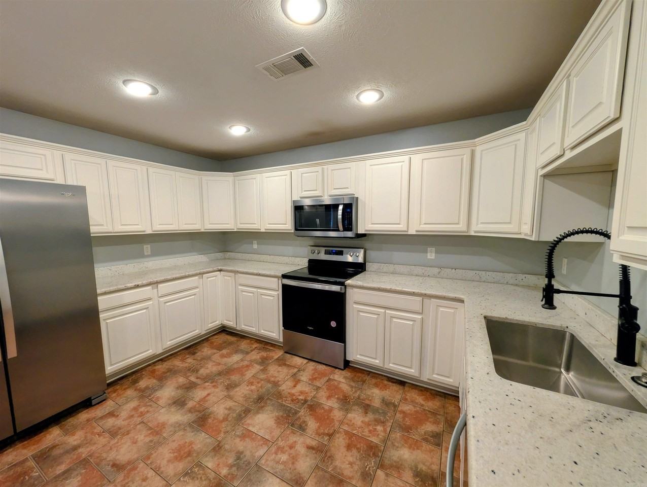 50 Rebecca Ln - Photo 5 of 16