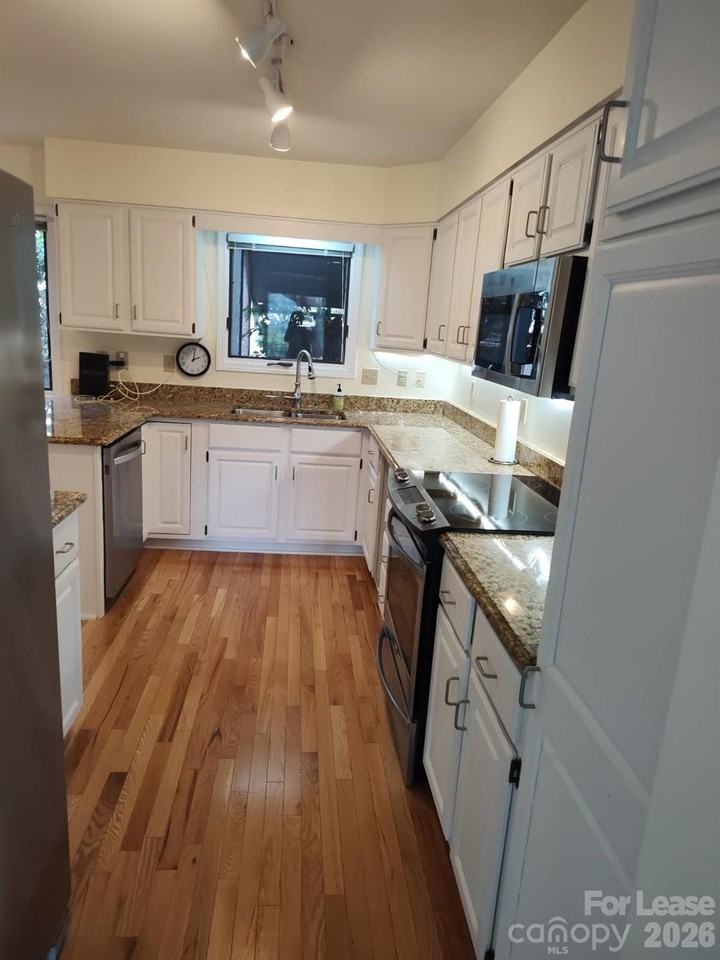 111 Bluffview Ln - Photo 4 of 17