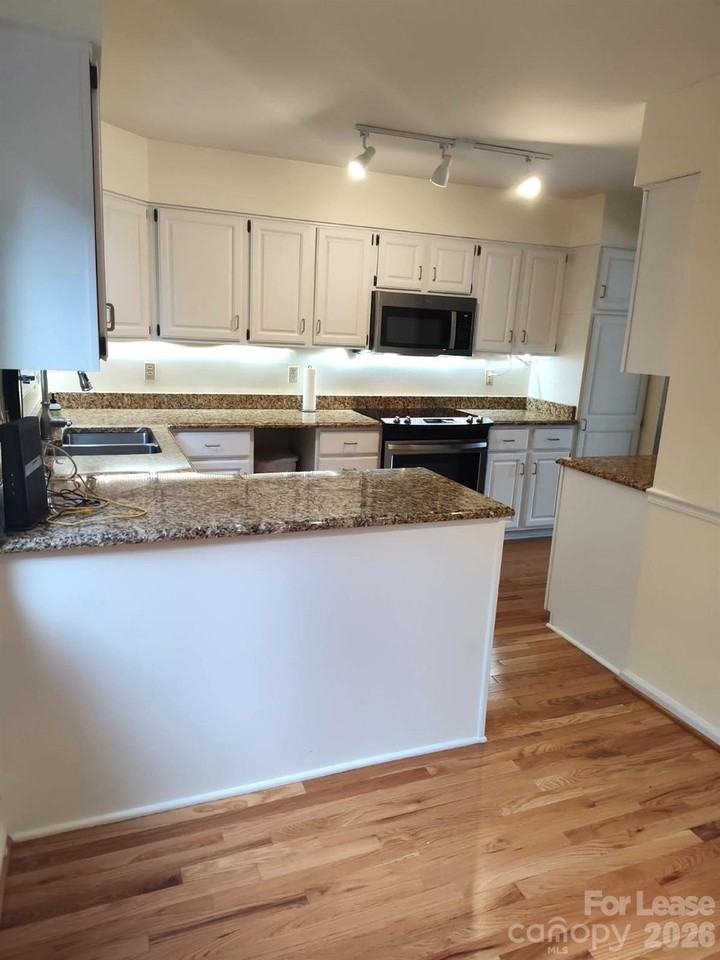 111 Bluffview Ln - Photo 5 of 17
