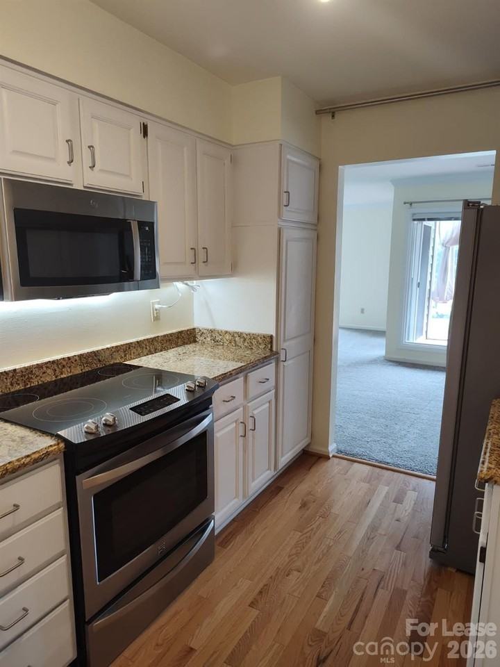 111 Bluffview Ln - Photo 6 of 17