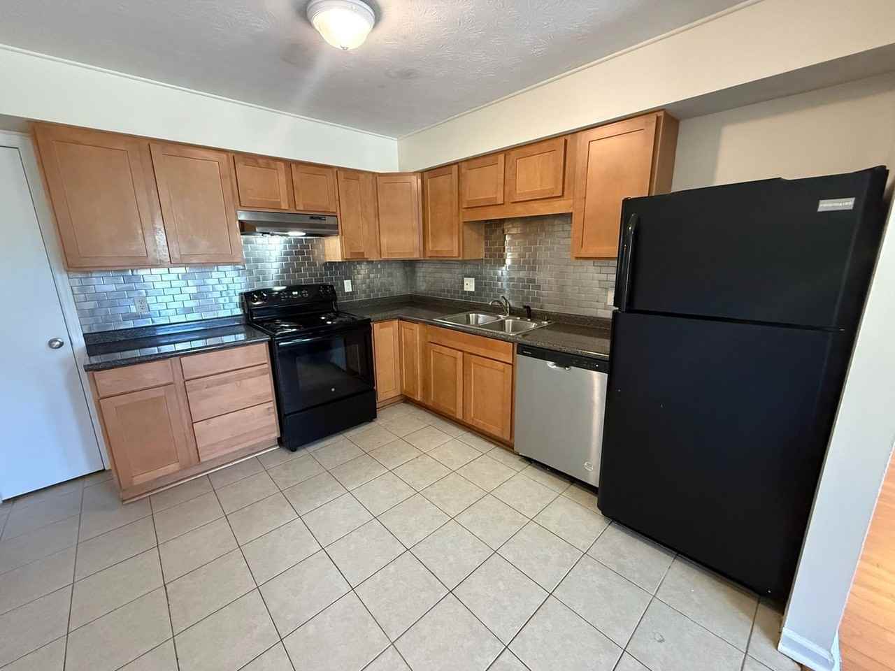 1022 Dekalb St - Photo 7 of 18